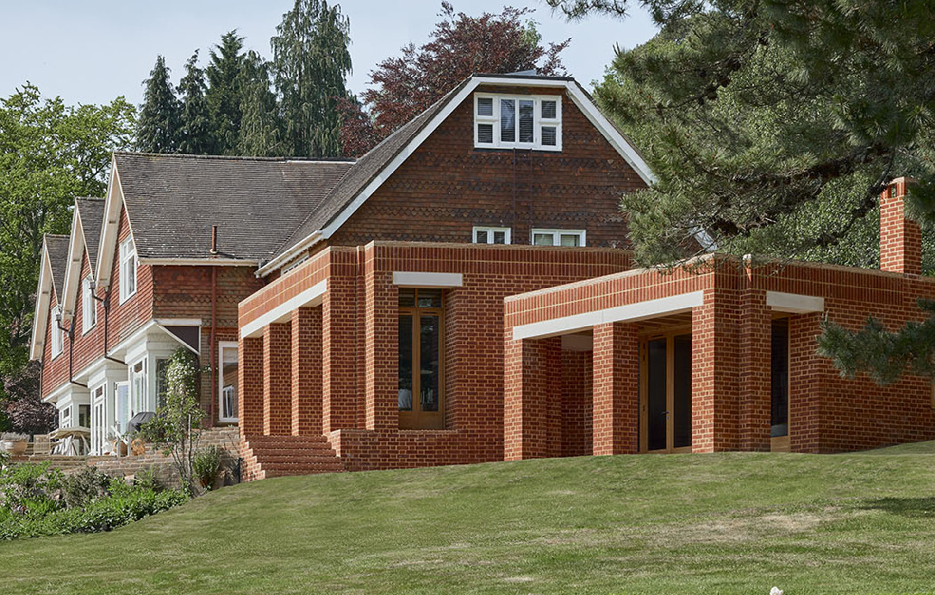 house in the surrey hills by Sanchez Benton Architects with Brown brindle quarry tiles and bricks